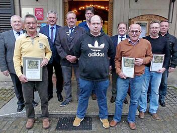 Geehrte und Offizielle bei der Soldatenkameradschaft (von links): Schriftführer Manfred Kolb, Ehrenmitglied Heinz Helmrich, Bürgermeister Werner Diersch, Vorsitzender Wolfgang Stumpf, Michael Boelter, Daniel Hübner, Kassier Sigurd Russ, Gerald Schoberth, Heiko Moos und Zweiter Vorsitzender Stefan Brütting Foto: Dieter Hübner