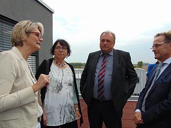Ministerin  Anja Karliczek (links) informierte sich bei der ProLeiT AG über Möglichkeiten, die berufliche Ausbildung zu fördern.Petra Malbrich