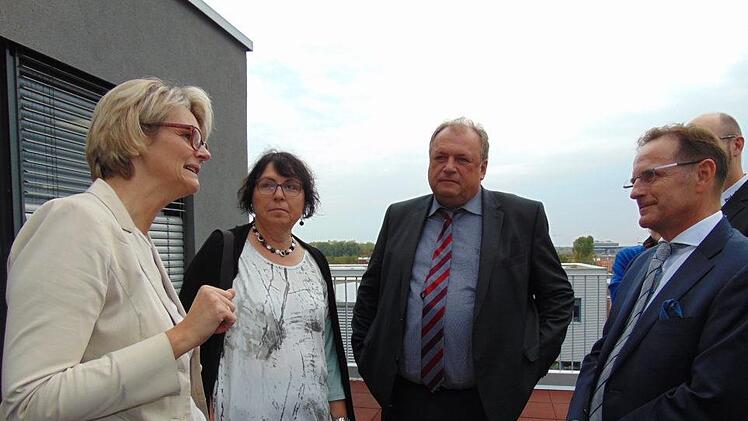 Ministerin  Anja Karliczek (links) informierte sich bei der ProLeiT AG über Möglichkeiten, die berufliche Ausbildung zu fördern.Petra Malbrich