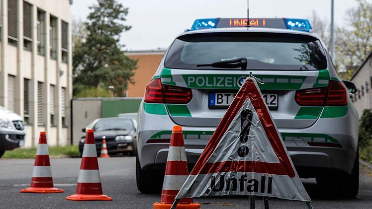 Weil eine Fahrerin an einer Kreuzung in Bad Neustadt die Vorfahrtsregeln missachtete, kam es zu einer schweren Kollision.  Symbolbild: Christopher Schulz