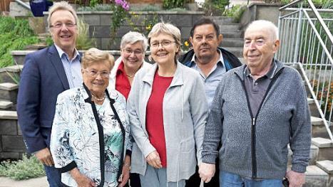 Bürgermeister Klaus Schumann (l.) gratulierte Maria Tauscher (2. v. l.) ebenso wie deren Töchter und Schwiegersöhne. Foto: Richard Sänger