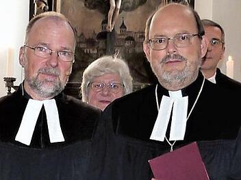 Dekan Thomas Kretschmar (rechts) verabschiedete den Schwarzacher Pfarrer Ekkehard Weiskopf. Foto: Werner Reißaus