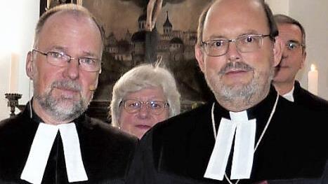 Dekan Thomas Kretschmar (rechts) verabschiedete den Schwarzacher Pfarrer Ekkehard Weiskopf. Foto: Werner Reißaus