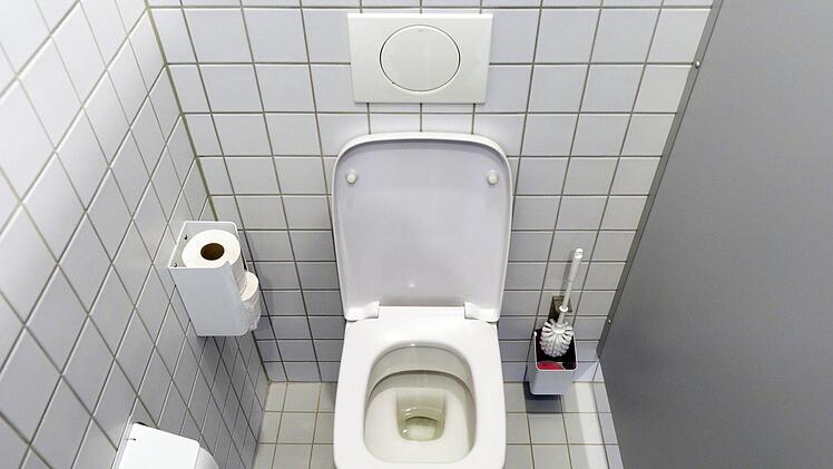 Ein vermisster Mann ist tot auf der Toilette einer McDonalds-Filiae gefunden worden. Foto: Ralf Hirschberger/dpa