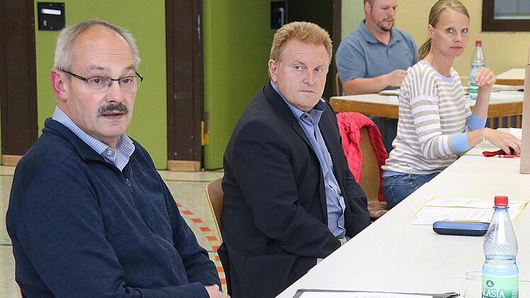Den Bürgermeister der Nachbargemeinde Markt Maßbach, Matthias Klement (Bildmitte) konnte Bürgermeister Fridolin Zehner (links) in der jüngsten Sitzung des Rannunger Gemeinderates zu Informationen über den in Poppenlauer geplanten Kinderhort begrüßen. Rechts auf dem Bild die dritte Bürgermeisterin Bettina Bonengel.  Foto: Dieter Britz