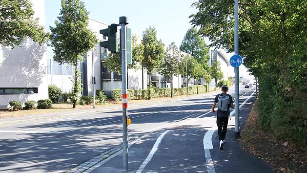 Engstelle für Fußgänger am Regensburger Ring, Ecke Mußstraße. Stein des Anstoßes und Inhalt einer kontroversen Debatte zwischen CSU und Grünen.  Foto: Sebastian Schanz