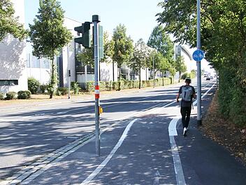 Engstelle für Fußgänger am Regensburger Ring, Ecke Mußstraße. Stein des Anstoßes und Inhalt einer kontroversen Debatte zwischen CSU und Grünen.  Foto: Sebastian Schanz