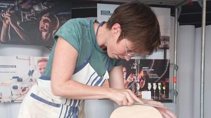 Geigenbauerin Silvia Scholz bei der Arbeit im Steinweg 14. Die Ausstellung in den Gesch&auml;ftsr&auml;umen informiert &uuml;ber den Instrumentenbau und das Coburger Handwerk.Foto: Hanna Fischer, Regionalmanagement Coburg