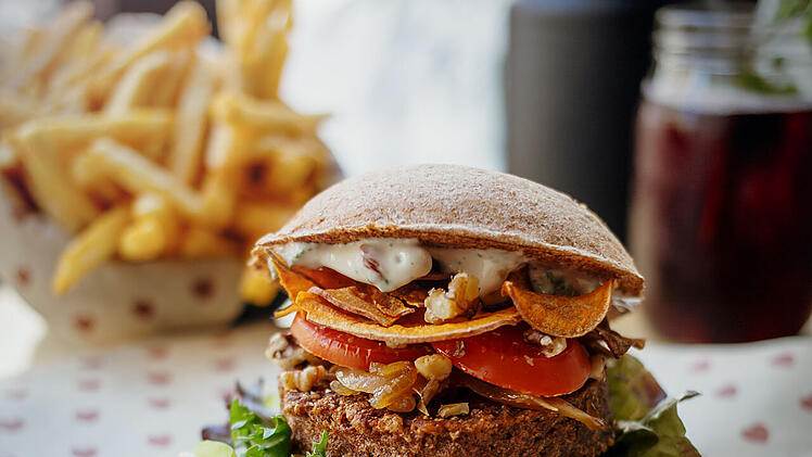 Der vegane Berlin Mitte Burger mit gerösteten Walnüssen, Rucola und Granatapfel-Minz Dip im Burgerheart.