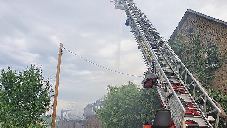 Scheune brennt völlig aus: Hoher Sachschaden nach Feuer in Seubrigshausen