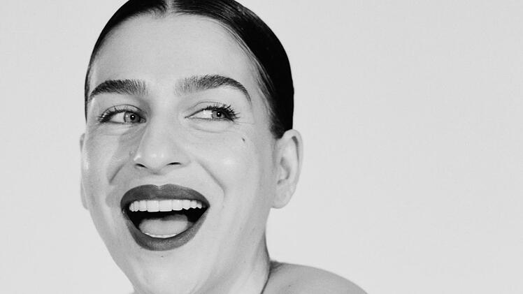 Die Mezzosopranistin Asmik Grigorian verk&ouml;rpert bei den Salzburger Festspielen erstmals die verf&uuml;hrerische Carmen. ARTE &uuml;bertr&auml;gt eine Auff&uuml;hrung live.