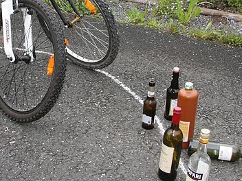 Wer kräftig gezecht hat, sollte das Fahrrad lieber stehen lassen. Noch sind die Promillegrenzen für Radler relativ großzügig. Das aber könnte sich bald ändern. Fotos: Sonja Adam