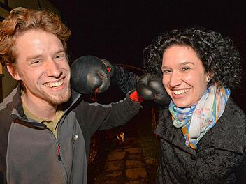 Der Kampf ist eröffnet - zumindest jener um einen Sitz im Stadtrat. Sebastian Niedermaier kandidiert für die SPD, seine Schwester Anna für die CSU. Beide wollen den Sprung in die Lokalpolitik schaffen. Foto: Ronald Rinklef