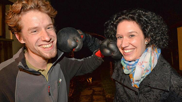 Der Kampf ist eröffnet - zumindest jener um einen Sitz im Stadtrat. Sebastian Niedermaier kandidiert für die SPD, seine Schwester Anna für die CSU. Beide wollen den Sprung in die Lokalpolitik schaffen. Foto: Ronald Rinklef