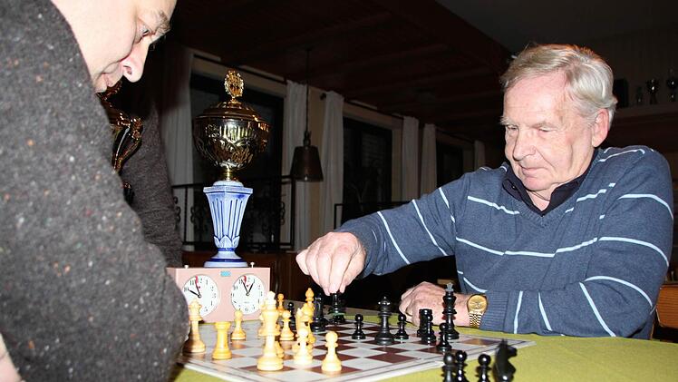 Klaus Hamelmann ist seit der Gründung 1965 in der Abteilung Schach. Im Blitz-Turnier gegen Paul Asselborn hat er jedoch keine Chance.