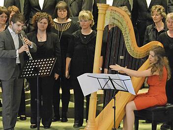 Die Sängerinnen und Sänger der Chorgemeinschaft St. Georg Pressath mit Luc Durand (Oboe und Englisch Horn, links) und Maria-Theresa Freibott (Harfe, rechts) Fotos: Björn Hein
