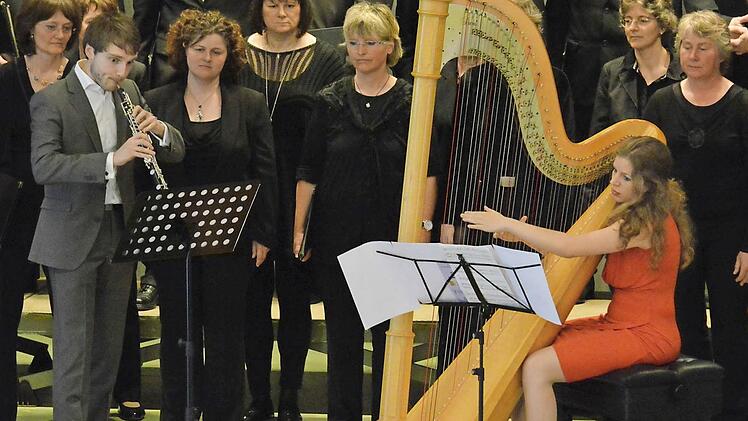 Die Sängerinnen und Sänger der Chorgemeinschaft St. Georg Pressath mit Luc Durand (Oboe und Englisch Horn, links) und Maria-Theresa Freibott (Harfe, rechts) Fotos: Björn Hein