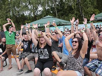 Erleichterung bei den Fans am Rande des Soundfeel-Festivals in Ebermannstadt: Mats Hummels hat soeben das 1:0 für die deutsche Fußball Nationalmannschaft erzielt.