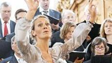 Dekanatskantorin Ingrid Kasper sorgte mit Chor und Solisten für einen jubelnden Empfang. Foto: Matthias Hoch