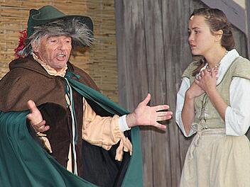 Rumpelstilzchen (Dieter Villhauer) verlangt von der Königin (Elke Thomas) das erste Kind.  Foto: Dieter Britz