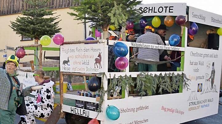 Dass den Stralsbachern nicht alles gefällt, was im Wald passiert, zeigte dieser Wagen. Foto: Kathrin Kupka-Hahn