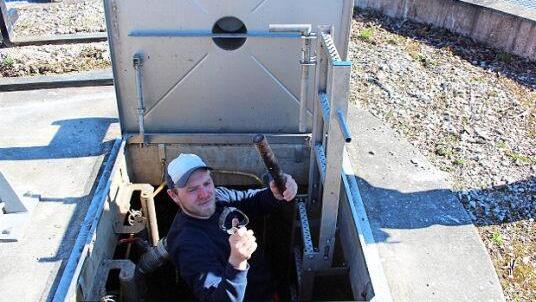 Die Abwasserpumpe in Lonnerstadt verstopft fast jeden Monat. Bauhofmitarbeiter Jens Loeser klettert dann in die Pumpstation hinunter.