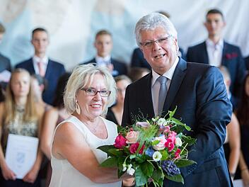 Schulleiter Helmut Schreiner bedankte sich bei Schulsekretärin Marion Friedl für ihre Arbeit am Hammelburger Frobenius-Gymnasium. Foto: Benedikt Knüttel