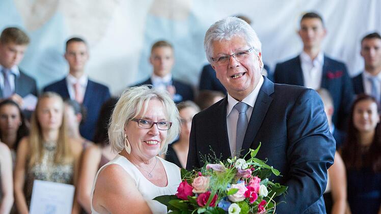 Schulleiter Helmut Schreiner bedankte sich bei Schulsekretärin Marion Friedl für ihre Arbeit am Hammelburger Frobenius-Gymnasium. Foto: Benedikt Knüttel