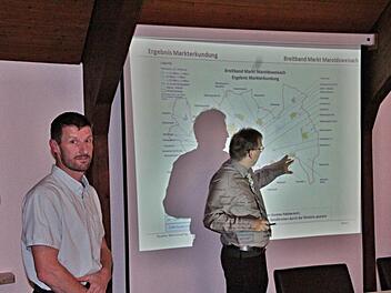 Telekommunikationstechniker Enrico Meierhof von der Firma Reuther NetConsulting aus Bad Staffelstein (links), gab dem Gemeinderat umfangreiche Informationen zum schnellen Internet. "Schattenmann" Bürgermeister Wolfram Thein (rechts) erläuterte anhand einer Karte genauere Details. Foto: Helmut Will