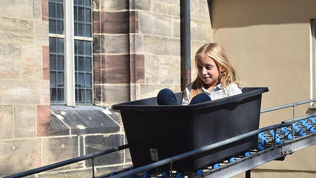 Rasante Fahrt: Der elfj&auml;hrigen Mailin gef&auml;llt die Rutschbahn auf dem Gemeindefest am besten. Foto: Daniela Pondelicek