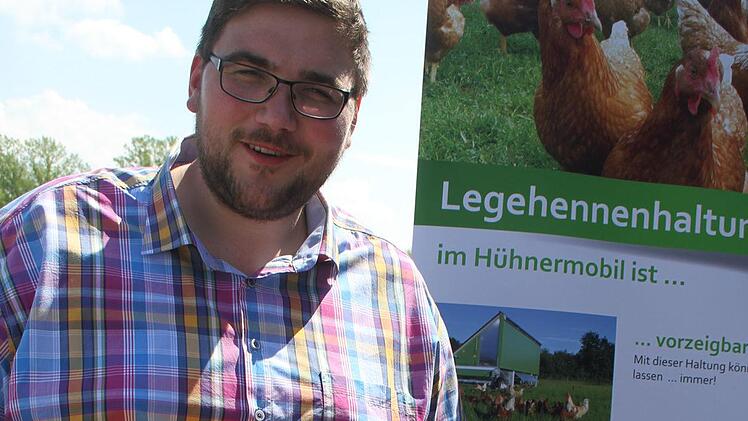 Daniel Ka&szlig;el zeigt, was im Hofladen und im Hof-H&auml;usla noch alles verkauft wird. Foto: Sonny Adam