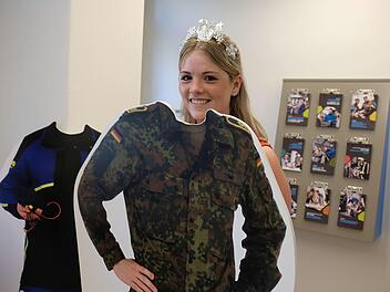 In die symbolische Uniform des Soldaten schlüpfte probehalber die Weinprinzessin Annika Kuchenbrod. Foto: Gerd Schaar