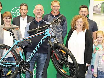 Die AOK-Aktion "Mit dem Rad zur Arbeit" hat in der Region über 11 000 Menschen zu einer Teilnahme bewogen. Über den Hauptpreis, ein Fahrrad im Wert von 600 Euro, freut sich Gerhard Jupe.  Foto: Desombre