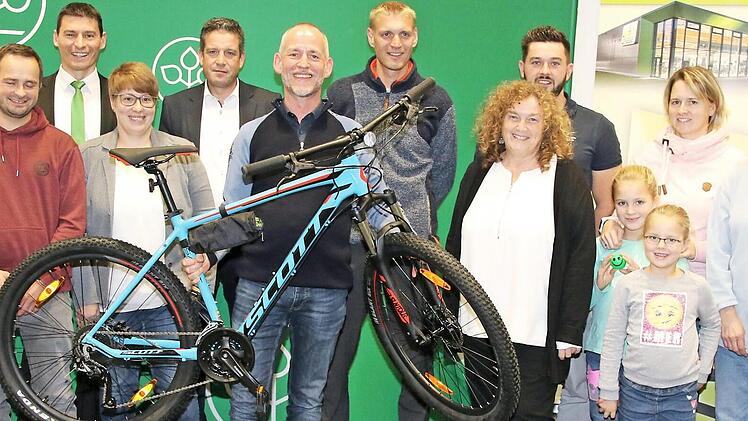 Die AOK-Aktion "Mit dem Rad zur Arbeit" hat in der Region über 11 000 Menschen zu einer Teilnahme bewogen. Über den Hauptpreis, ein Fahrrad im Wert von 600 Euro, freut sich Gerhard Jupe.  Foto: Desombre
