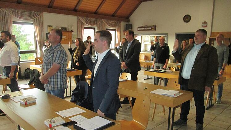 Neun neue Gemeinderäte legten die Eidesformel ab, die zudem versprachen, sich zum Wohle der Marktbürger einzusetzen.  Fotos: Winfried Ehling