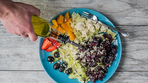 Gesundes Öl oder belastet mit Schadstoffen? Öko-Test knüpfte sich beliebte Rapsöle vor. Erschreckend: Nur fünf von 23 getesteten Rapsölen sind frei von Mineralöl. Foto: Jessica Lewis/Unsplash.com.