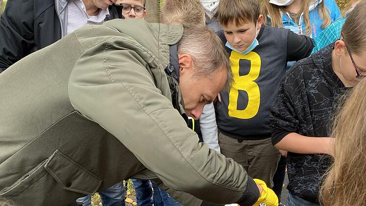 Waschen, pressen, trinken: Der eigenhändig zubereitete frische Apfelsaft schmeckt. Realschul-Direktor Michael Kreil schenkt den Fünftklässlern ein.