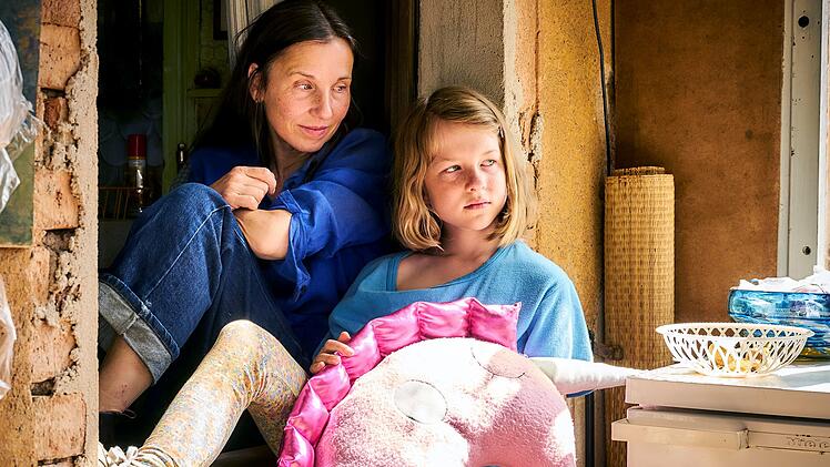 Die verhärmte Anne (Meret Becker, links) lebt im Land-Melodram "Familie is nich" ebenso einsam wie kratzbürstig auf ihrem Brandenburger Hof. Als ihre achtjährige Enkelin Tilda (Luise Landau) bei ihr wohnen muss, ändert sich das Leben der beiden.