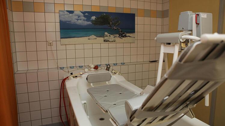 Baden mit Meerblick: Bei tödlichen Krankheiten gehört das Baden oft zu den ersten Dingen, die zu Hause nicht mehr funktionieren. Die Angehörigen schaffen es nicht, den Kranken in die Wanne und wieder hinaus zu hieven. Im Hospiz hat zwar jedes Zimmer eine eigene Nasszelle mit WC und Dusche, aber das Badezimmer mit Wanne ist bei den Sterbenden sehr begehrt: Das warme Wasser lindert Schmerzen und löst die Schwere des Körpers ein wenig. Mit dem Lift werden die Patienten ins Wasser gelassen. An de...
