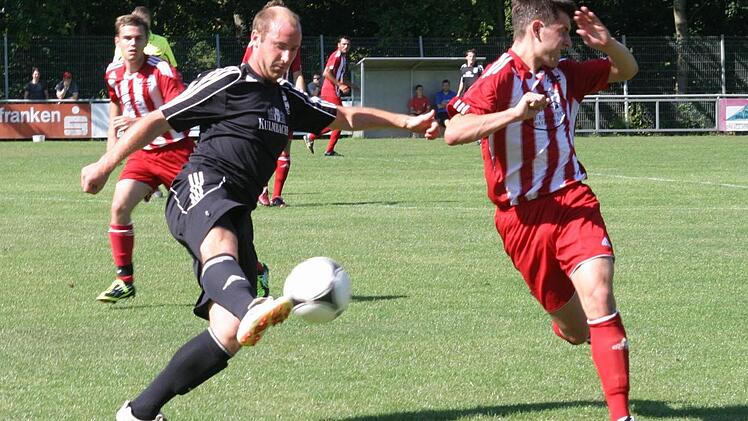 Peter Kollmer (dunkles Trikot) und seine Eberner Mannschaftskameraden haben sich gegen den TSV Mönchröden einiges vorgenommen.