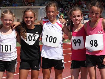 Die Schülerinnen des TV/DJK Hammelburg dominierten in Kitzingen die Wettbewerbe der Schülerinnen W-10 und wurden in der Staffel über 4 x 50 Meter Zweite. Unser Bild zeigt (von links) Hannah Potschka, Jule Betz, Lilian Heid (dreifache Einzelsiegerin), Hanna Schmitt (Erste im Weitsprung) und Anna Lukaschewitsch. Foto: Reinhold Nürnberger