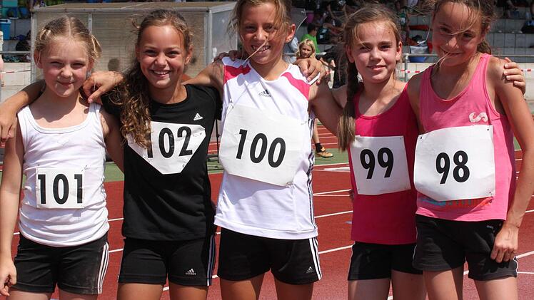Die Schülerinnen des TV/DJK Hammelburg dominierten in Kitzingen die Wettbewerbe der Schülerinnen W-10 und wurden in der Staffel über 4 x 50 Meter Zweite. Unser Bild zeigt (von links) Hannah Potschka, Jule Betz, Lilian Heid (dreifache Einzelsiegerin), Hanna Schmitt (Erste im Weitsprung) und Anna Lukaschewitsch. Foto: Reinhold Nürnberger