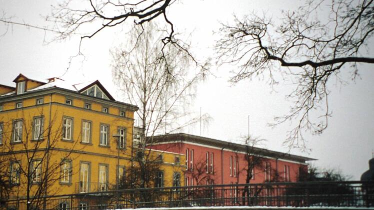Die "Eulenburg" neben dem neu gebauten Hotel heute Foto: Helga Brauner
