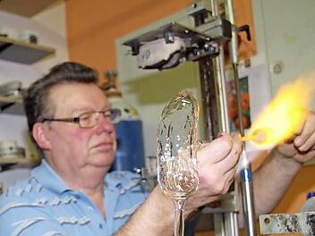 Die Kunst bei der Entstehung der Weihnachtsgurken ist, das Glas in eine Form zu blasen, so dass es auch krumm und noppig wird.  Fotos: Sonja Adam