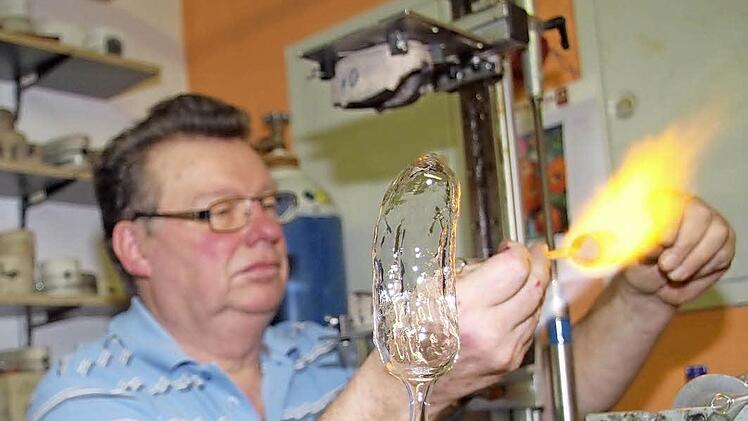 Die Kunst bei der Entstehung der Weihnachtsgurken ist, das Glas in eine Form zu blasen, so dass es auch krumm und noppig wird.  Fotos: Sonja Adam