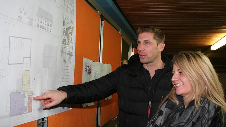 Der Betreiber der Flüchtlingsunterkunft Marco Steinbrink erläutert Angie Geier vom Helferkreis Mühlhausen, Weingartsgreuth, Wachenroth sein neues Objekt.  Foto: Evi Seeger