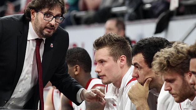 Andrea Trinchieri versucht vergeblich, seine frustrierten Jungs wieder aufzurichten. Die Basken unterstrichen ihre Klasse und nahmen den deutschen Meister &uuml;ber weite Strecken der Partie regelrecht auseinander. Foto: sportpress