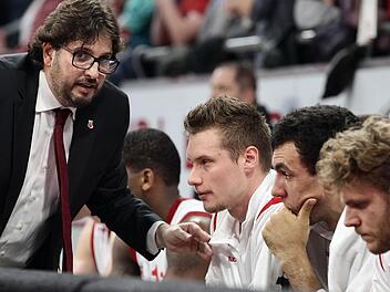 Andrea Trinchieri versucht vergeblich, seine frustrierten Jungs wieder aufzurichten. Die Basken unterstrichen ihre Klasse und nahmen den deutschen Meister über weite Strecken der Partie regelrecht auseinander. Foto: sportpress