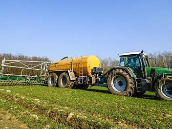 Ein Landwirt bei der Ausbringung von Klärschlamm. Foto: Landratsamt