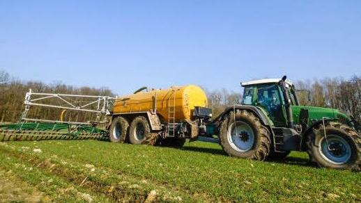 Ein Landwirt bei der Ausbringung von Klärschlamm. Foto: Landratsamt